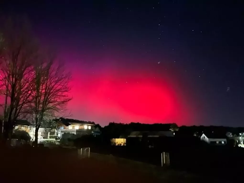 Ein Bild auf 5min.at zeigt pinkfarbene Polarlichter, die am Nachthimmel im steirischen Bezirk Deutschlandsberg leuchten.