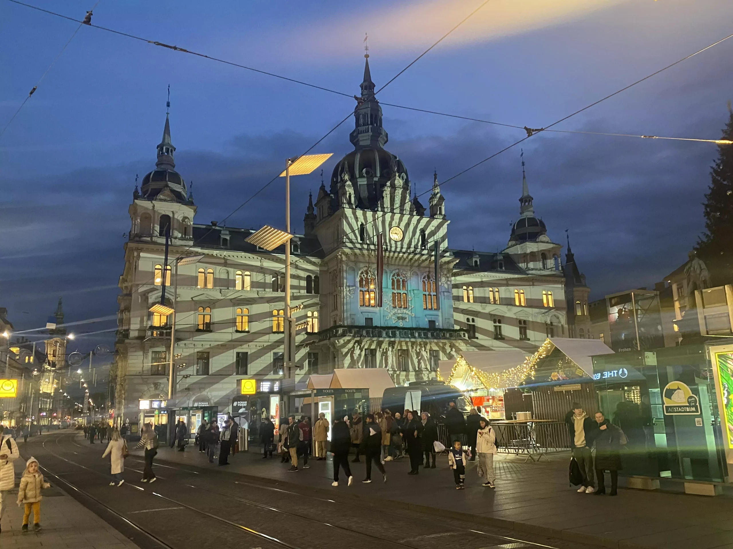 Foto in Beitrag von 5min.at: Zu sehen ist die Weihnachtsbeleuchtung in Graz. Das Rathaus ist beleuchtet.