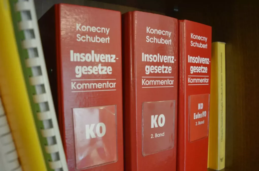 Ein Bild auf 5min.at zeigt rote Bücher über Insolvenzgesetze.