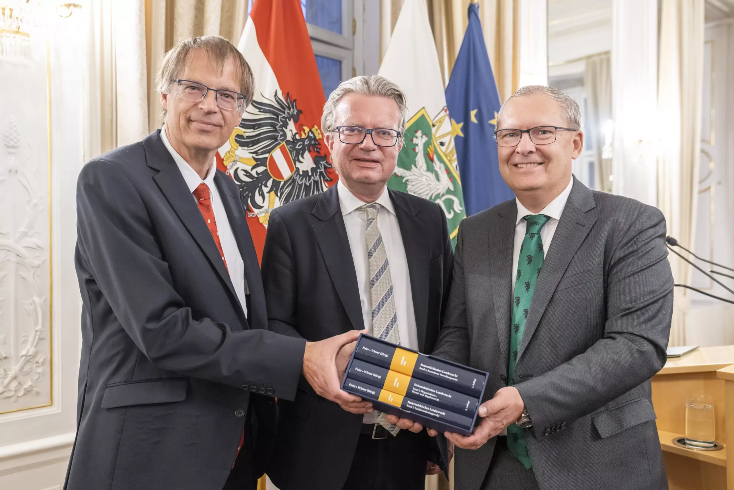Das Bild auf 5min.at zeigt die Präsentation des dreibändigen Handbuches "Steiermärkisches Landesrecht".