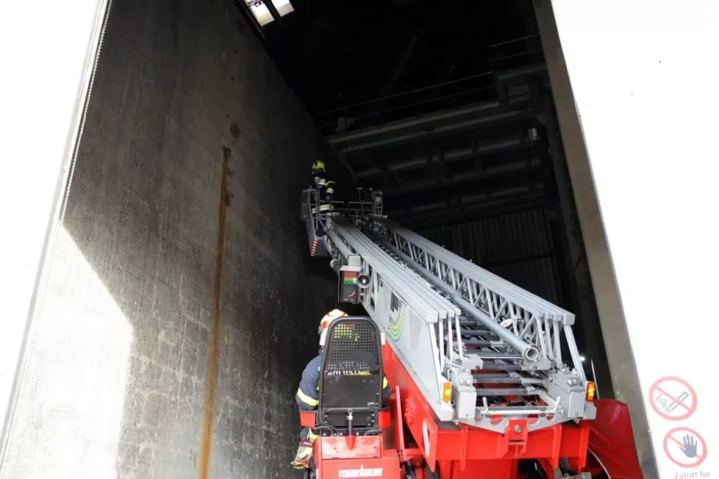 Ein Bild auf 5min.at zeigt die ausgefahrene Drehleiter eines Feuerwehrautos.