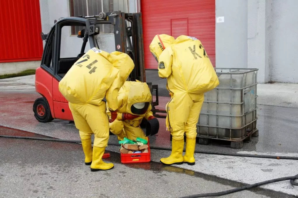 Ein Bild auf 5min.at zeigt die Florianis bei einem mutmaßlichen Gefahrenstoffeinsatz. Sie tragen gelbe Schutzanzüge.