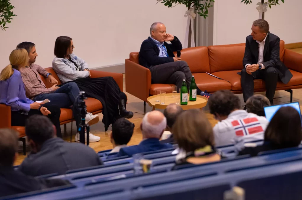 Das Bild auf 5min.at zeigt Teilnehmer eines Vernetzungsevents f&uuml;r Businessmanager an der Uni Klagenfurt.