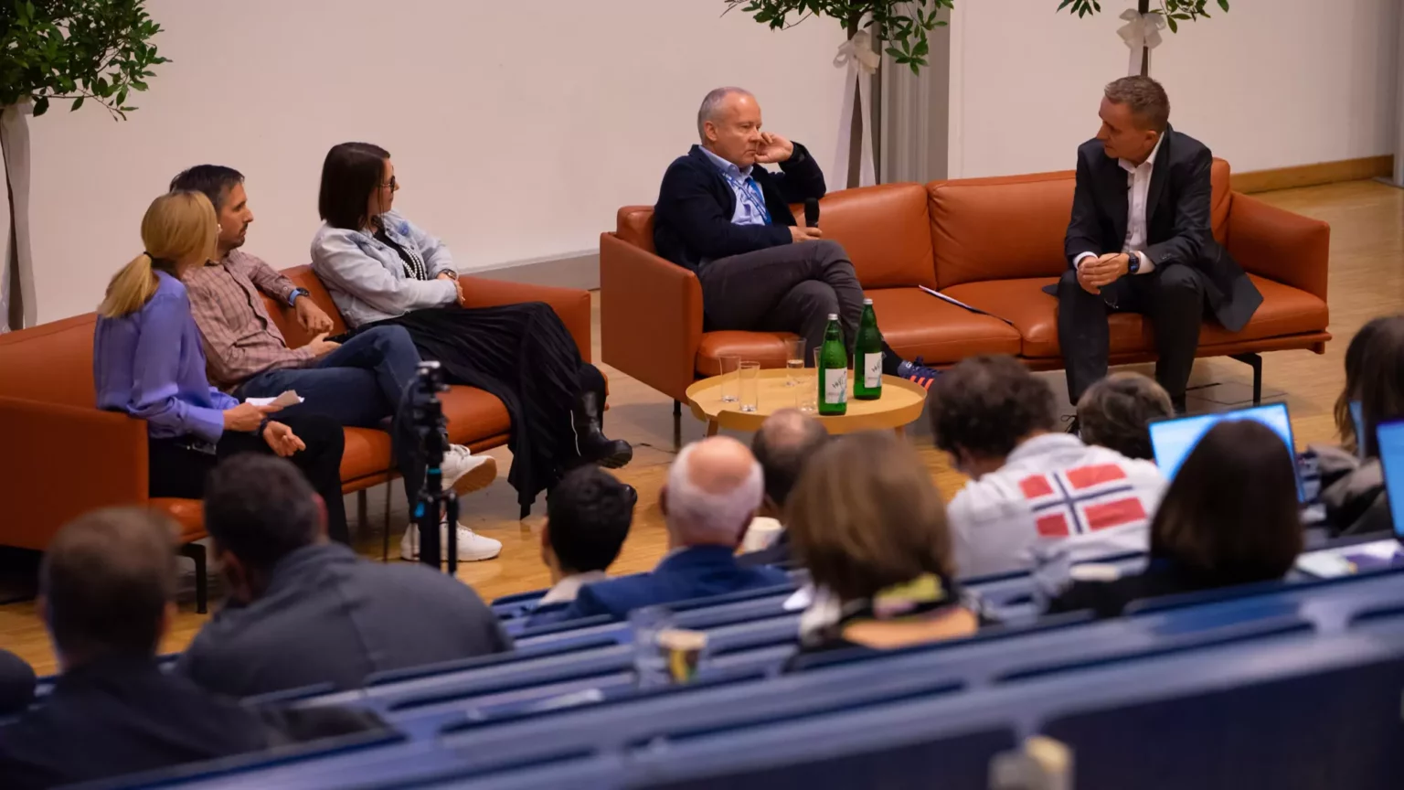 Das Bild auf 5min.at zeigt Teilnehmer eines Vernetzungsevents für Businessmanager an der Uni Klagenfurt.