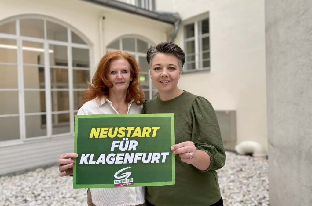 Foto auf 5min.at zeigt zwei Frauen mit einem Schild in der Hand.