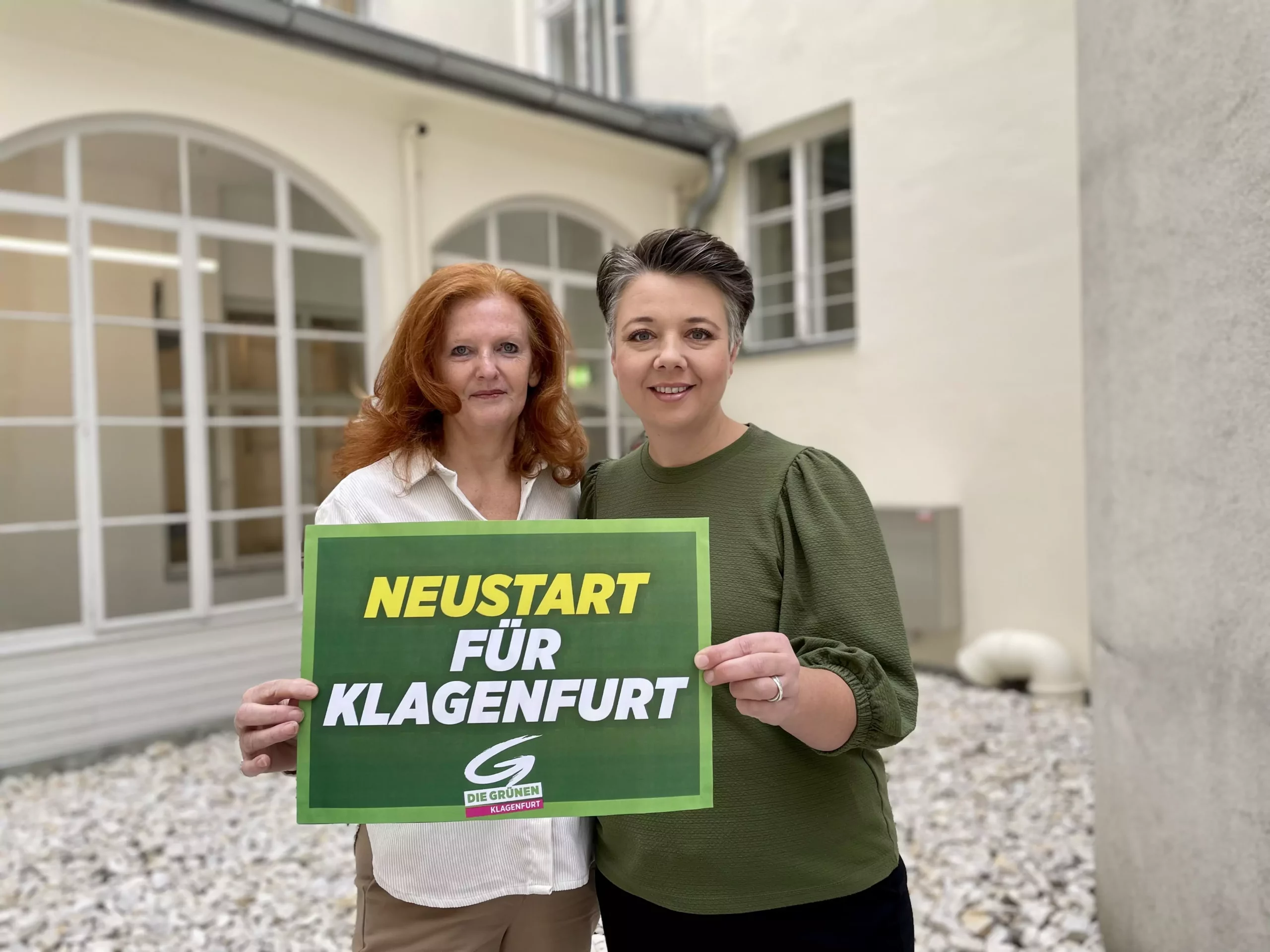 Foto auf 5min.at zeigt zwei Frauen mit einem Schild in der Hand.