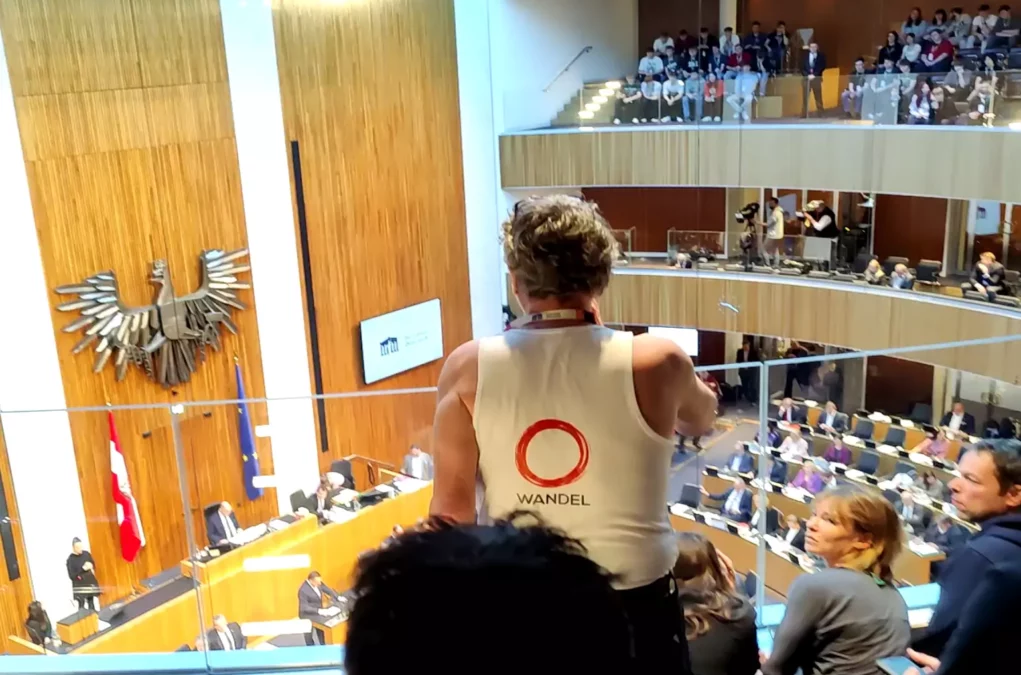 Foto auf 5min.at zeigt Protestaktion während einer Nationalratssitzung.
