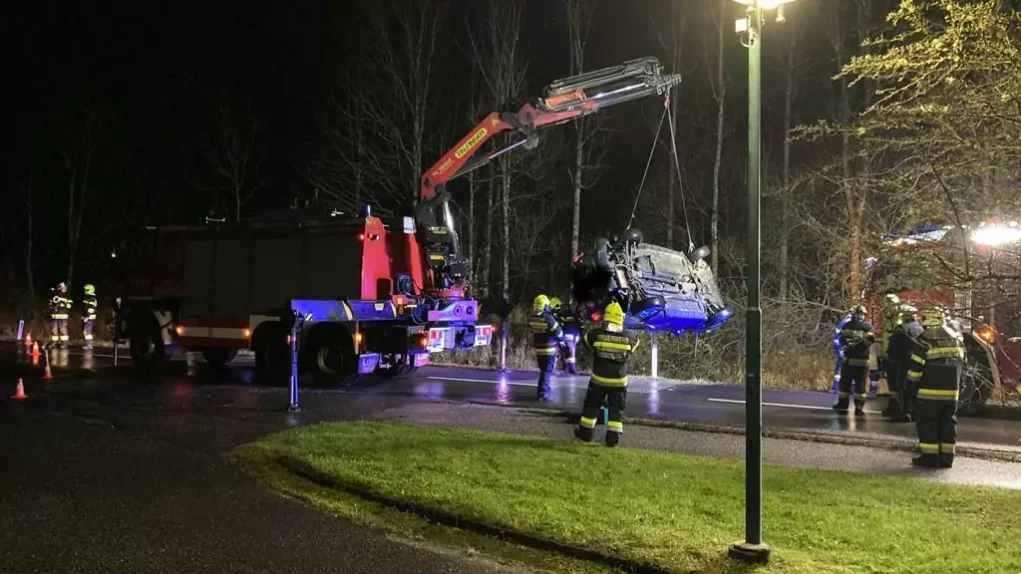 Schwerer Unfall in Stanz: Auto landete im Bach