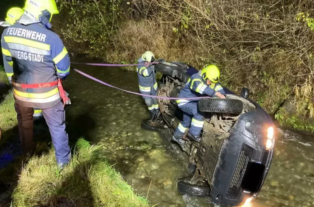 Schwerer Unfall in Stanz: Auto landete im Bach