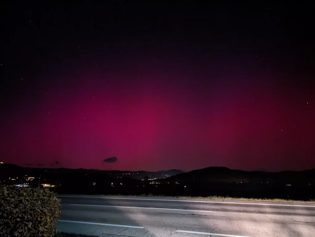 Ein Bild auf 5min.at zeigt pinkfarbene Polarlichter, die am Veldener Nachthimmel leuchten.