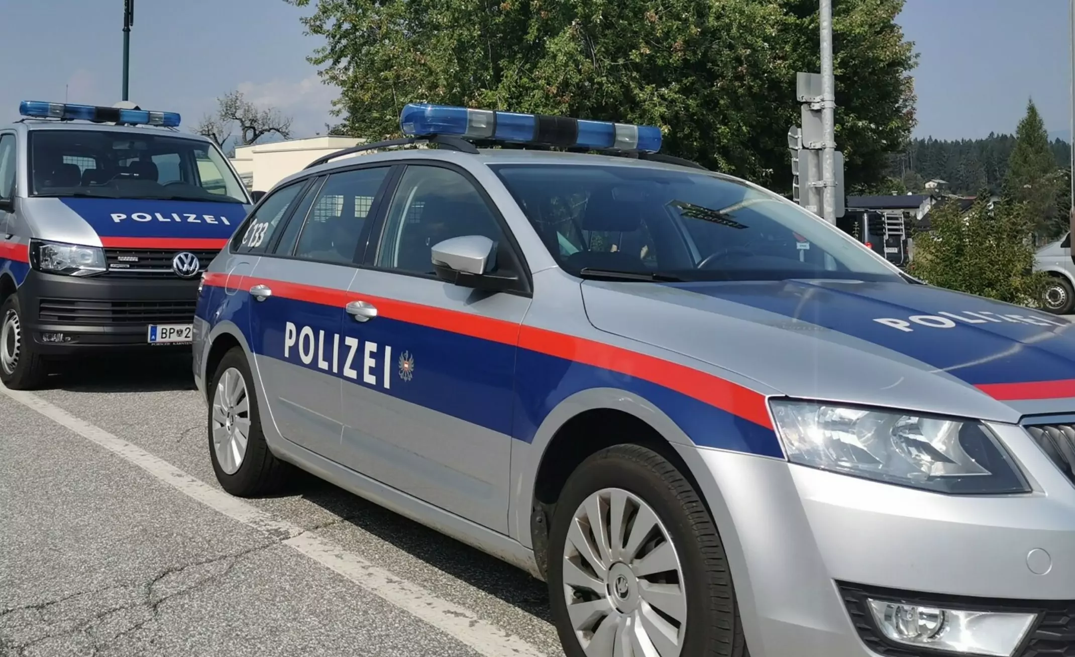 Foto in Beitrag von 5min.at: Zu sehen sind mehrere Polizeiautos in Villach Landskron.