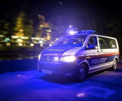 Bild auf 5min.at zeigt ein Polizeiauto bei Nacht.
