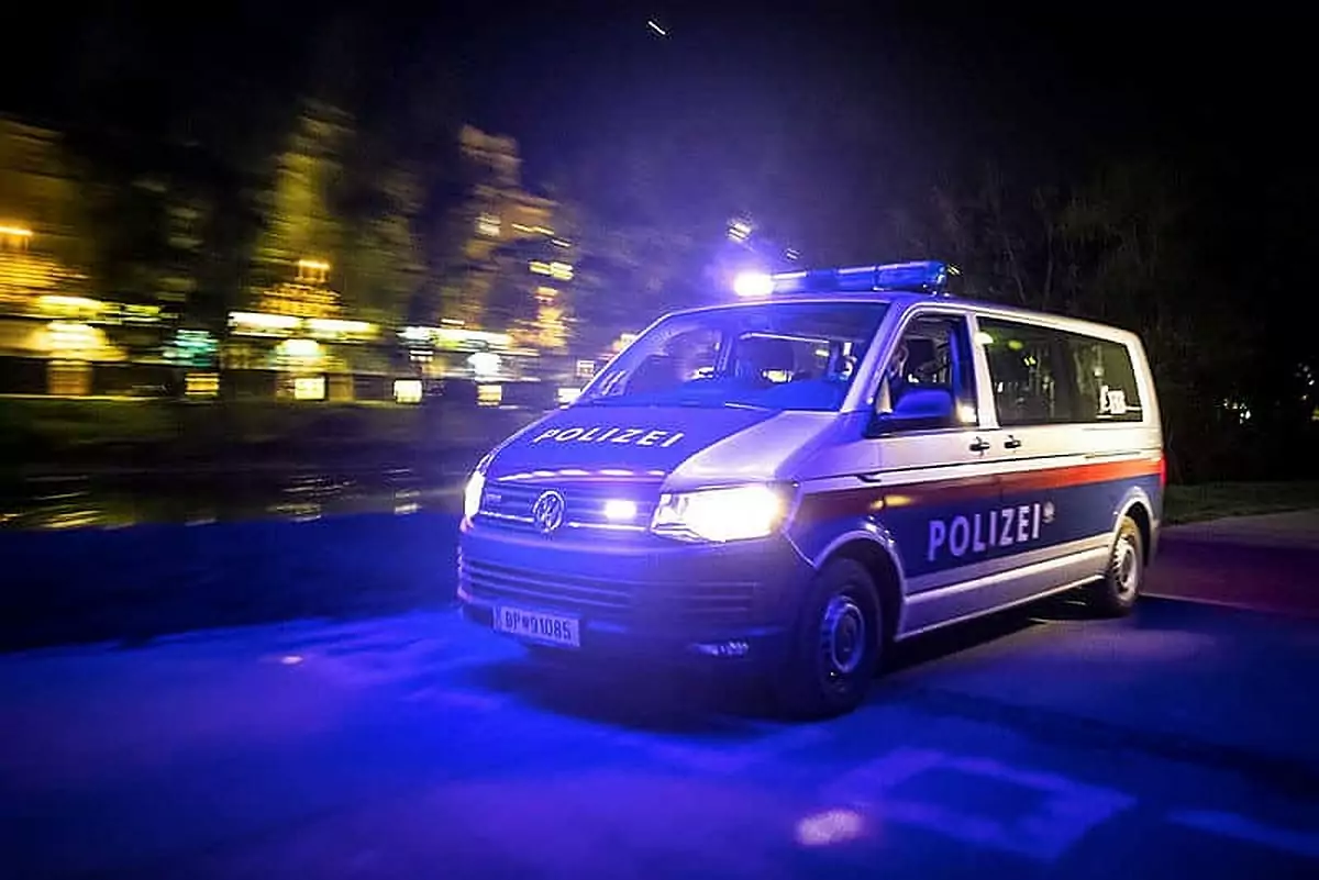 Bild auf 5min.at zeigt ein Polizeiauto bei Nacht.