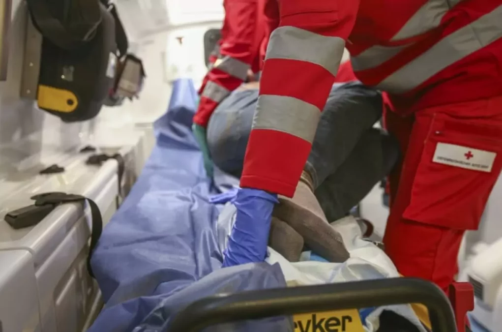 Ein Bild auf 5min.at zeigt einen Rettungssanitäter, der eine Verletzte in einem Rettungswagen verarztet. Die Frau befindet sich in einer stabilen Seitenlage.