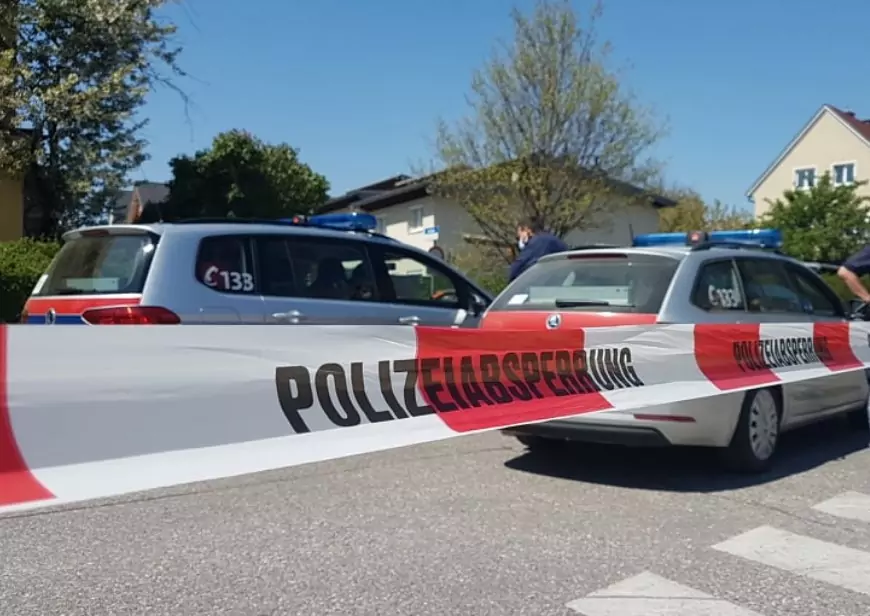 Bild auf 5min.at zeigt zwei Polizeiautos, im Vordergrund ist ein Absperrband der Polizei zu sehen.