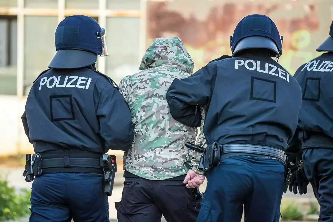 Symbolfoto zu einem Beitrag von 5min.at: Ein Mann wird festgenommen