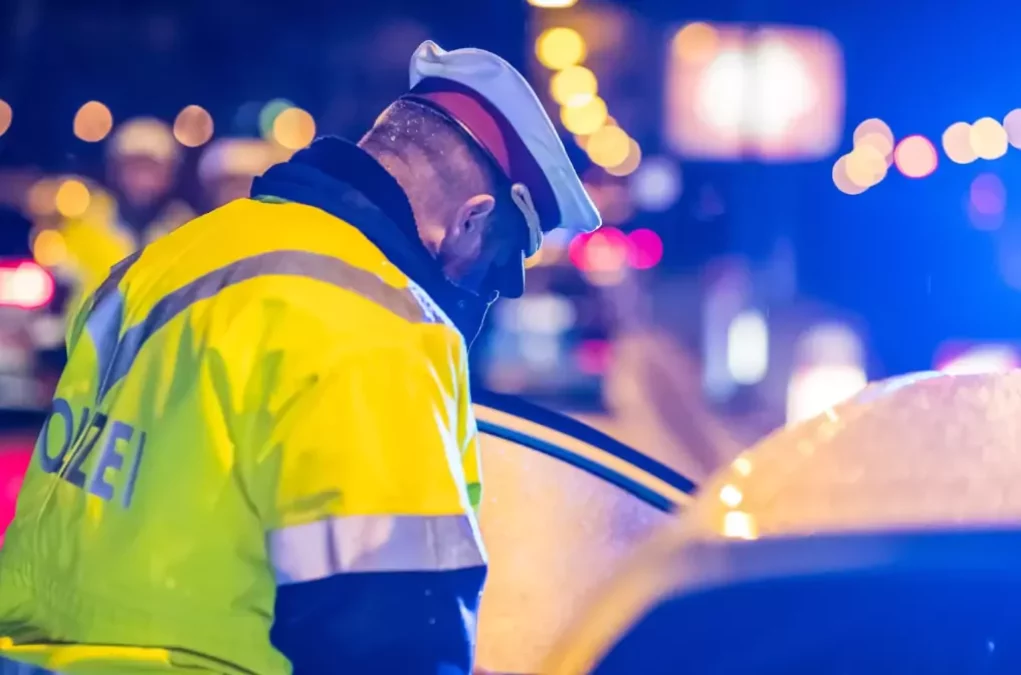 Bild auf 5min.at zeigt die Polizei bei einer Verkehrskontrolle.