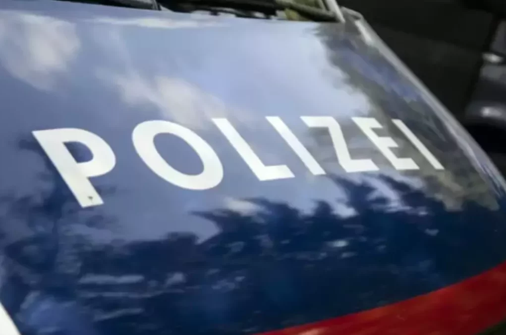Ein Bild auf 5min.at zeigt die Motorhaube eines Polizeiautos.