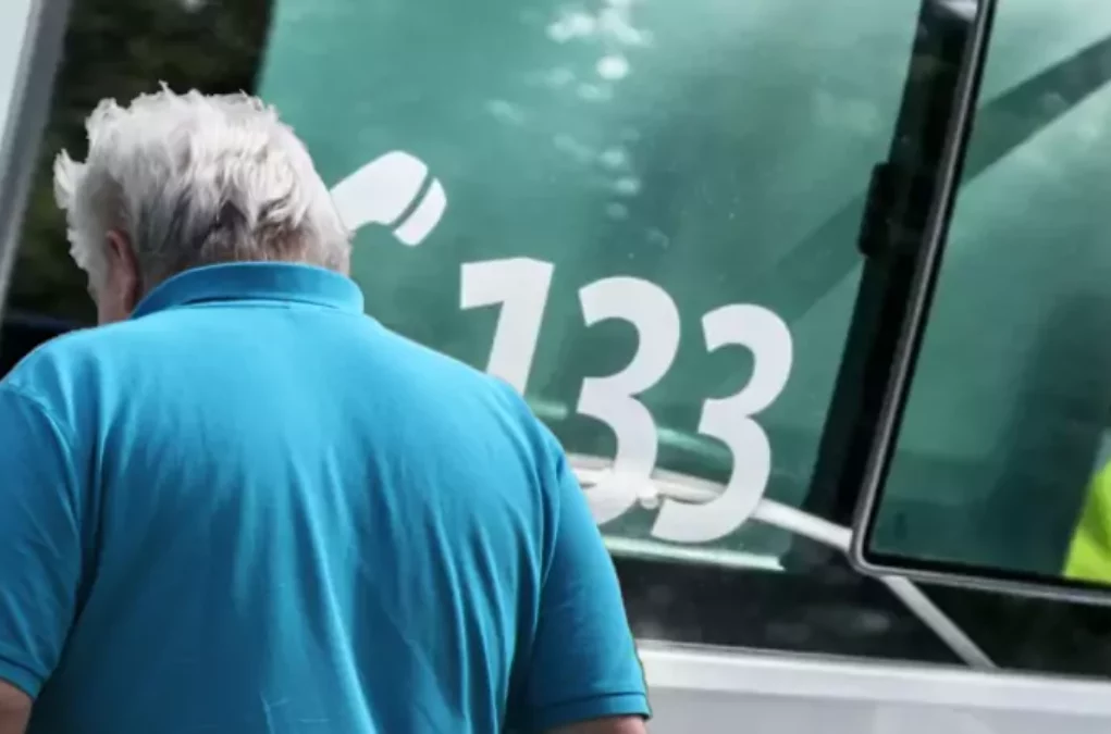 Foto auf 5min.at zeigt eine Bildmontage eines Mannes und von einem Polizeiauto.