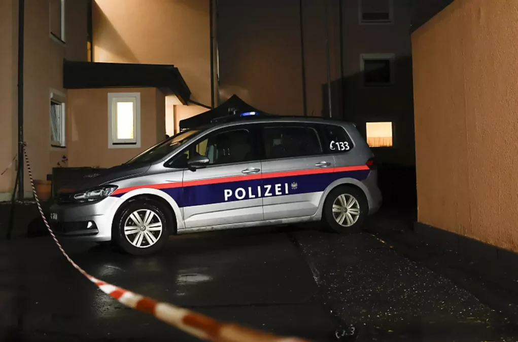 Bild auf 5min.at zeigt ein Polizeiauto bei Nacht vor einem Mord-Tatort.