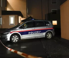Bild auf 5min.at zeigt ein Polizeiauto bei Nacht vor einem Mord-Tatort.