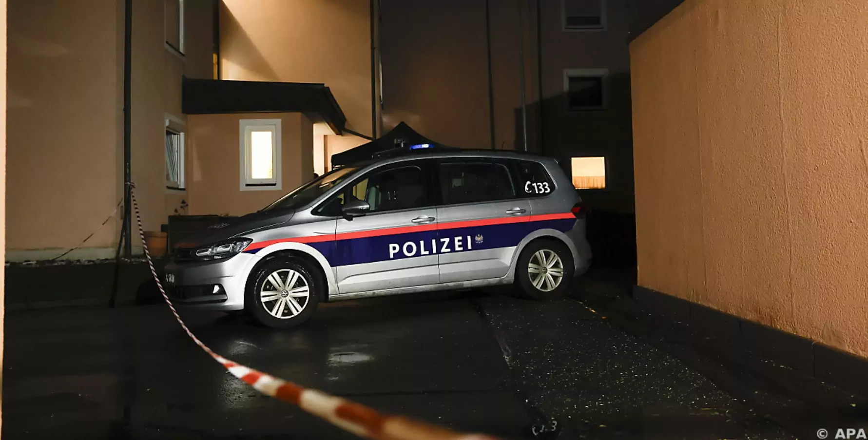 Bild auf 5min.at zeigt ein Polizeiauto bei Nacht vor einem Mord-Tatort.