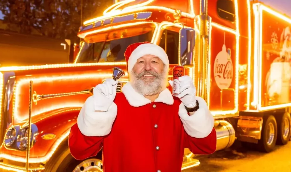 Foto in Beitrag von 5min.at: Zu sehen ist der Coca Cola Weihnachtstruck mit dem Weihnachtsmann im Vordergrund.