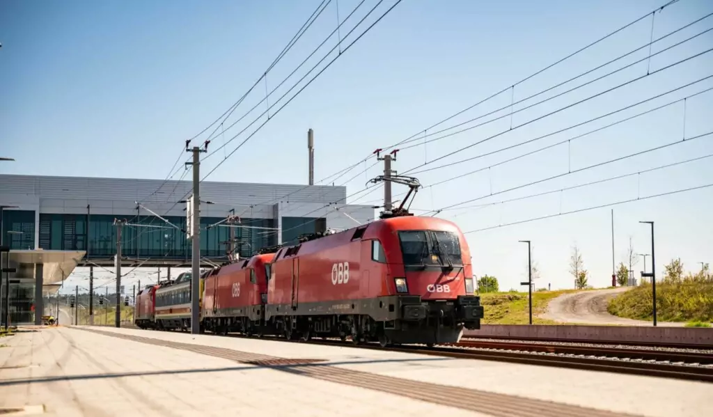 Foto in Beitrag von 5min.at: Zu sehen ist ein Railjet bei der Koralmbahn.