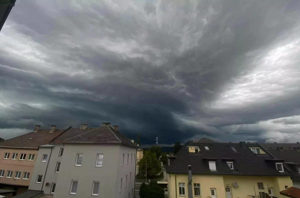 Ein Bild auf 5min.at zeigt dunkle Wolken, die direkt auf die Stadt Klagenfurt zukommen.