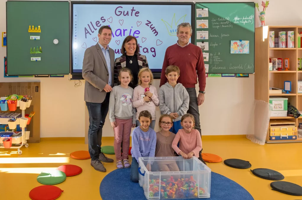 Ein Bild auf 5min.at zeigt Vizebürgermeister Philipp Liesnig und Stadtrat Max Habenicht mit einigen Schülern und Direktorin Marlene Messner in einer Klasse der VS 21 in Hörtendorf.