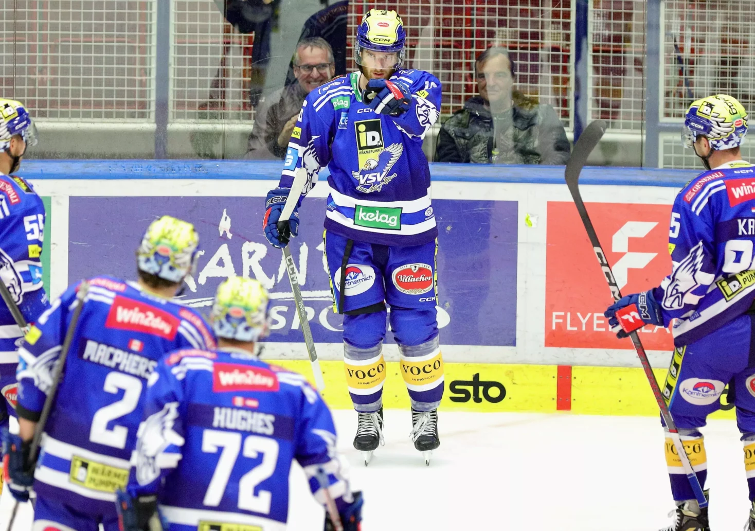 Ein Bild auf 5min.at zeigt VSV-Cracks beim Training auf dem Eis.