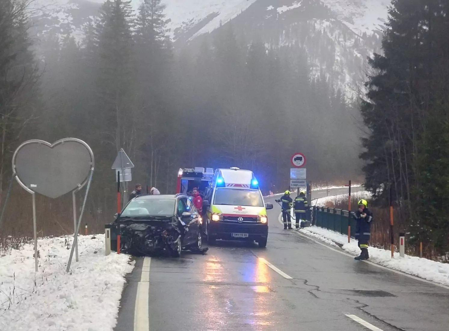 Frontalcrash bei Kurve: Lenkerinnen verletzt