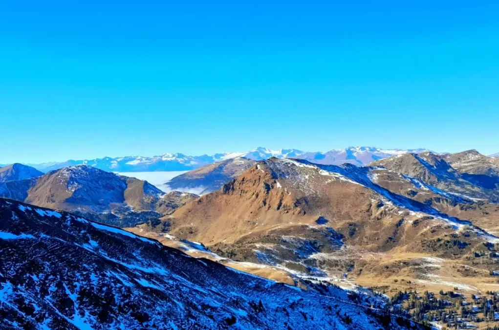 Ein Bild auf 5min.at zeigt die angezuckerten Gurktaler Alpen in Kärnten. Der Himmel ist blau.
