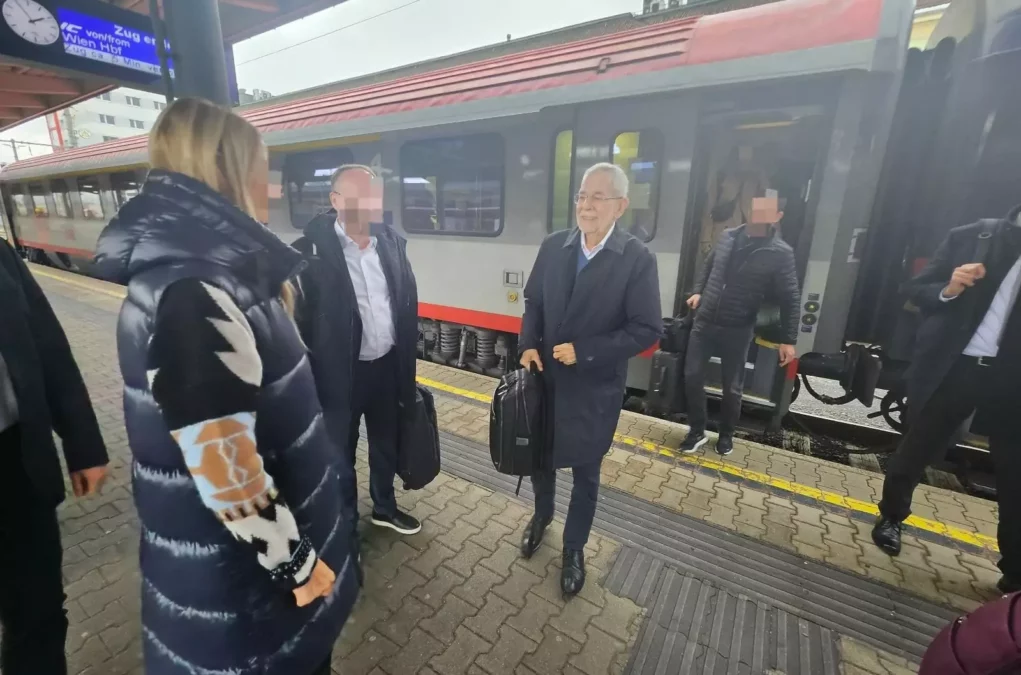 Ein Bild auf 5min.at zeigt Bundespräsidenten Alexander Van der Bellen, wie er aus einem Zug der ÖBB aussteigt.