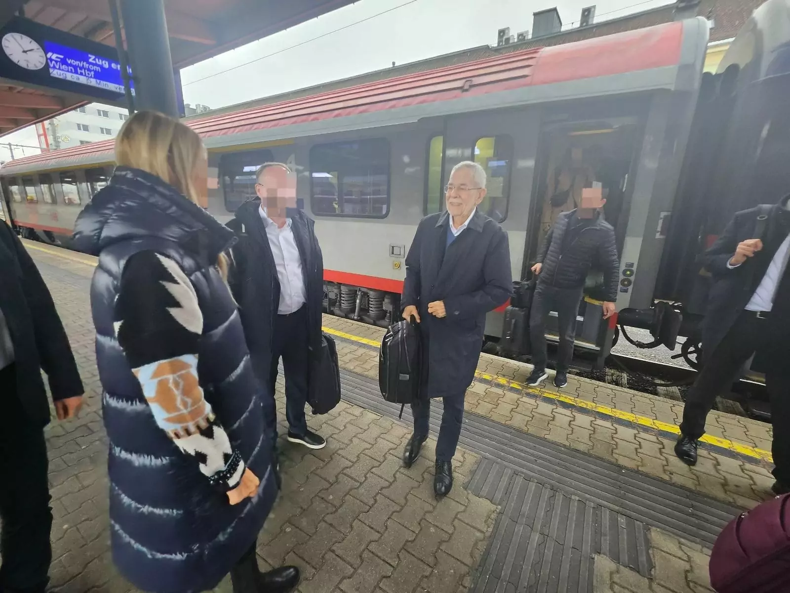 Ein Bild auf 5min.at zeigt Bundespräsidenten Alexander Van der Bellen, wie er aus einem Zug der ÖBB aussteigt.