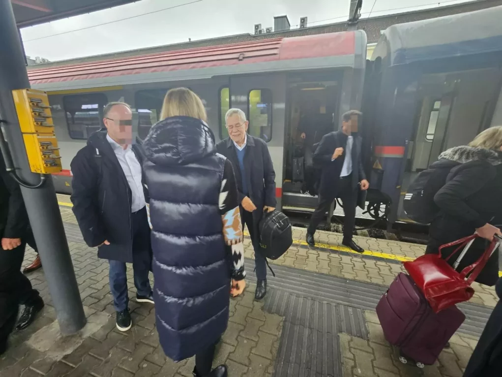 Ein Bild auf 5min.at zeigt Bundespräsidenten Alexander Van der Bellen, wie er aus einem Zug der ÖBB aussteigt.