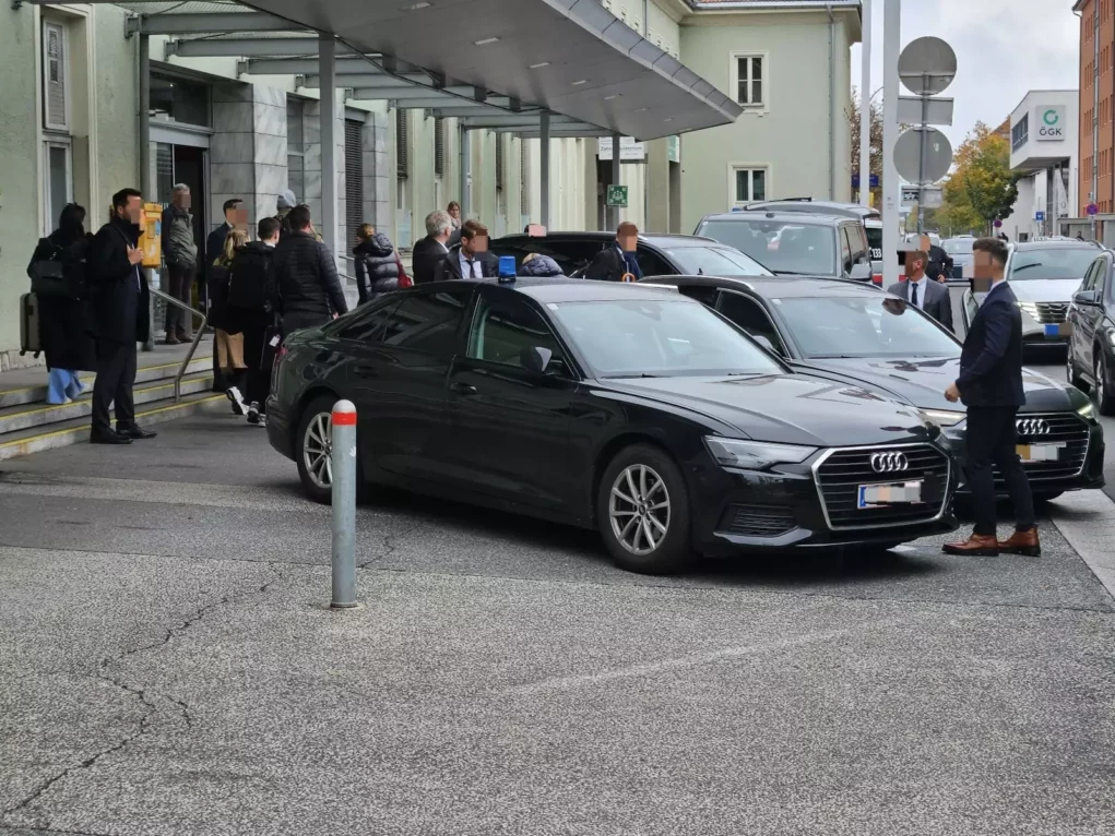 Ein Bild auf 5min.at zeigt, wie Bundespräsident Alexander Van der Bellen mit einer Polizeieskorte vom Villacher Hauptbahnhof abgeholt wird.