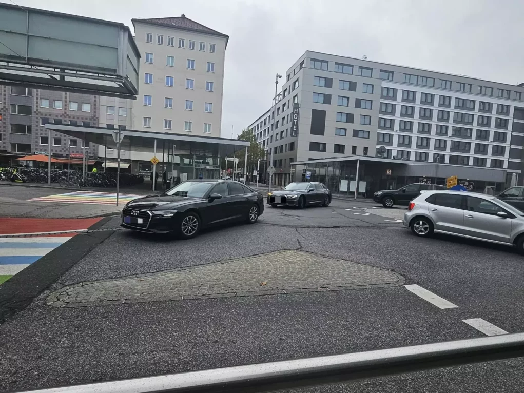 Ein Bild auf 5min.at zeigt, wie Bundespräsident Alexander Van der Bellen mit einer Polizeieskorte vom Villacher Hauptbahnhof abgeholt wird.