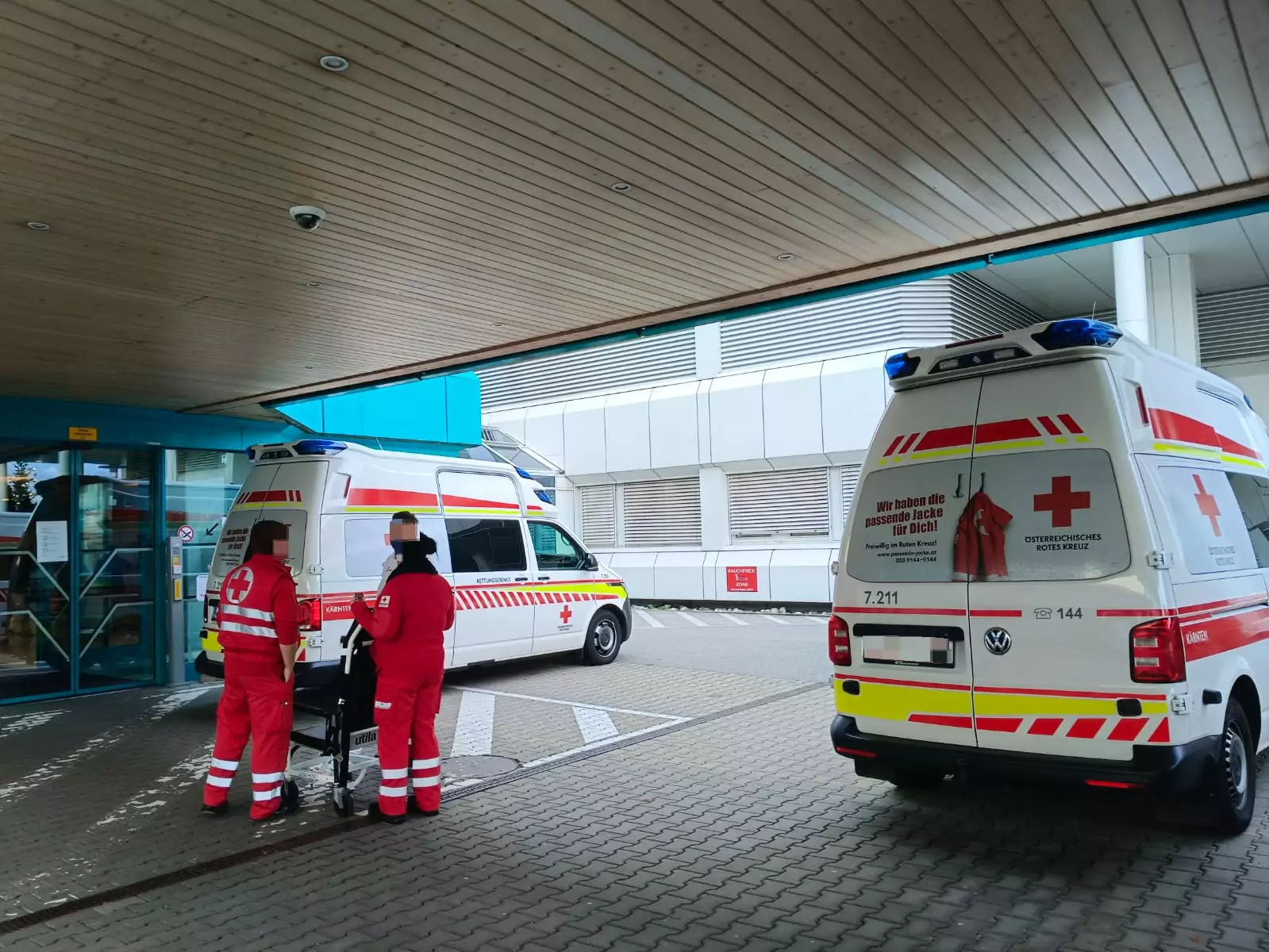 Ein Bild auf 5min.at zeigt den Haupteingang des Landeskrankenhauses Villach. Davor stehen Rettungskräfte. Ein Rettungswagen parkt auf der rechten Seite.