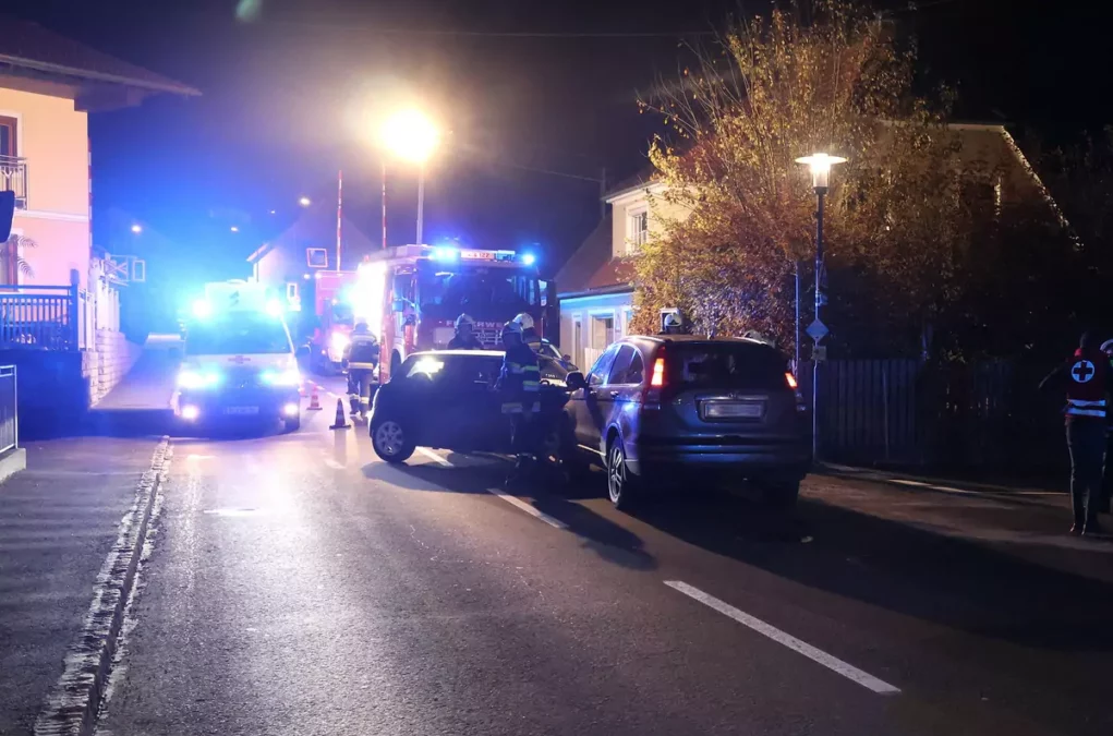 Bild auf 5min.at zeigt ein verunfalltes Auto und die Feuerwehr im Einsatz.