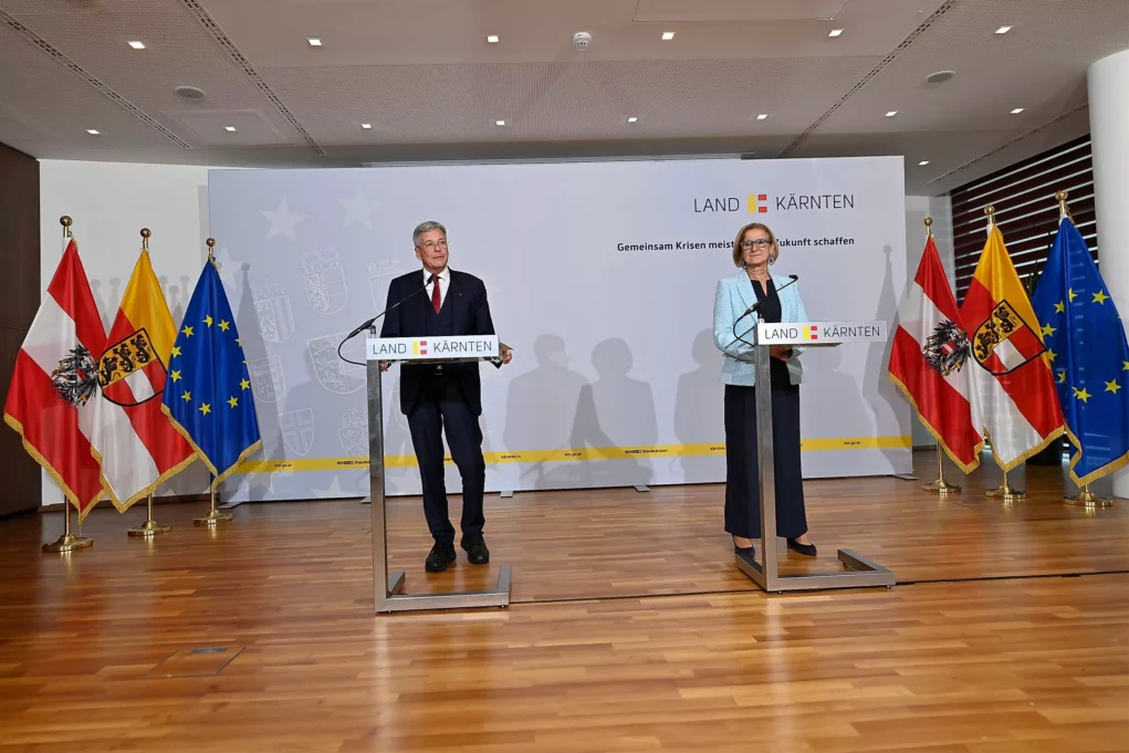 Ein Bild auf 5min.at zeigt K&auml;rntens Landeshauptmann Peter Kaiser und Nieder&ouml;sterreichs Landeshauptfrau Johanna Mikl-Leitner bei einer Pressekonferenz.