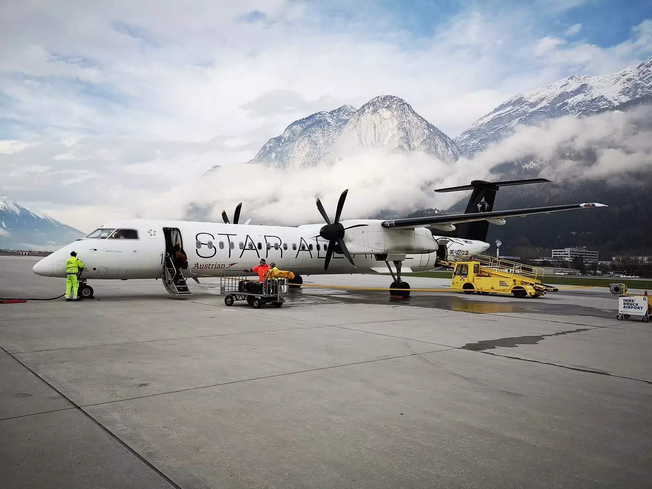 Klima-Aktivisten beschmierten Innsbrucker Flughafen: „Ban private jets“