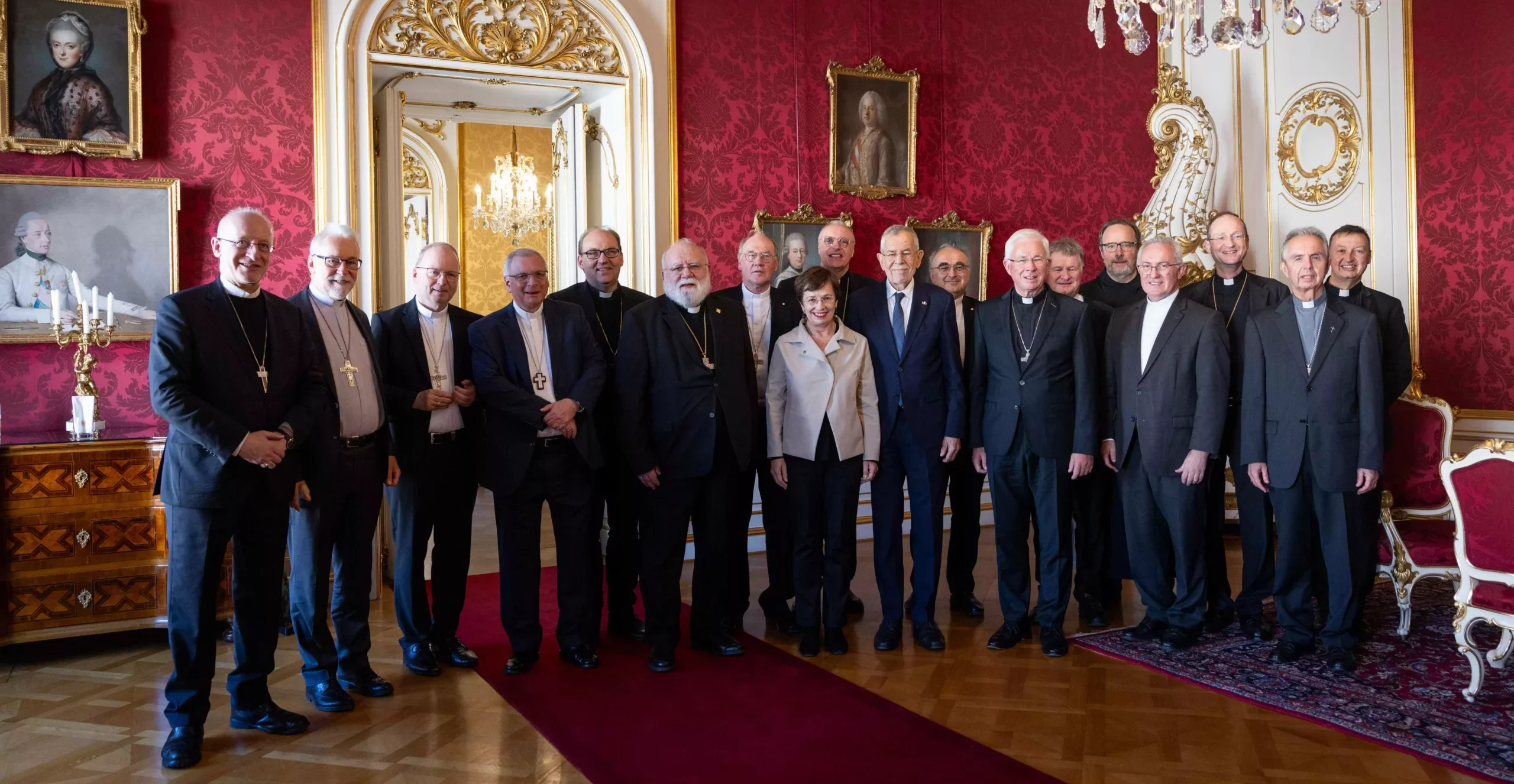 Foto auf 5min.at zeigt Bundespräsident Van der Bellen mit Bischöfen.