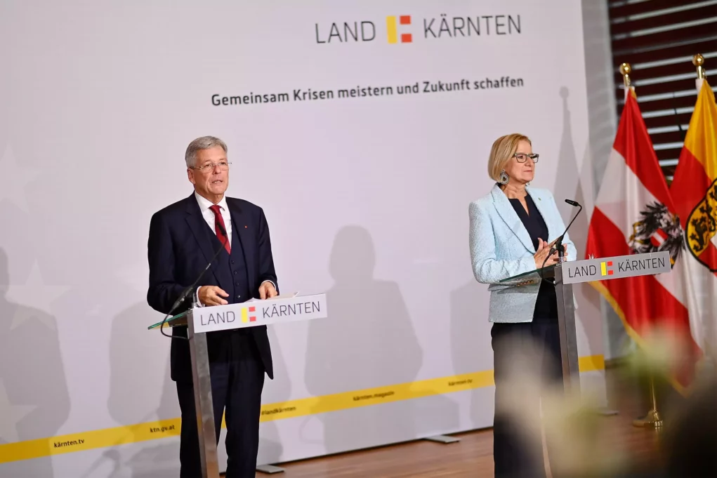 Ein Bild auf 5min.at zeigt K&auml;rntens Landeshauptmann Peter Kaiser und Nieder&ouml;sterreichs Landeshauptfrau Johanna Mikl-Leitner bei einer Pressekonferenz.
