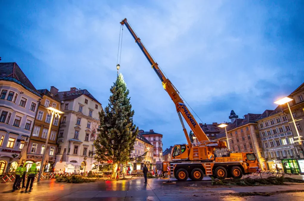 Bild auf 5min.at zeigt, wie der Christbaum am Grazer Hautplatz errichtet wird.