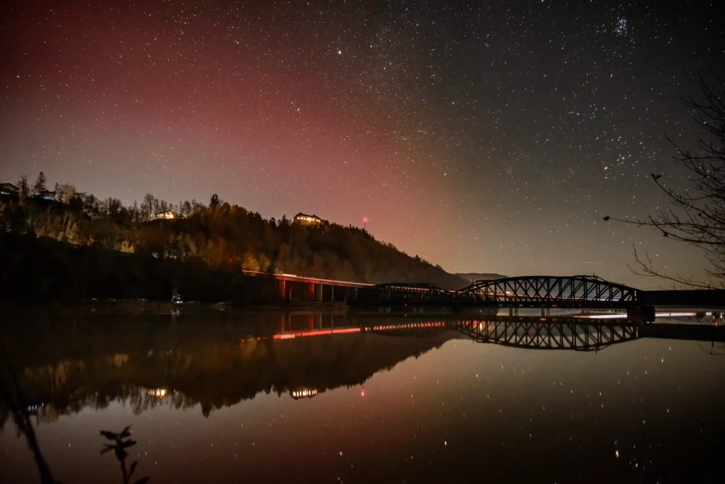 Ein Bild auf 5min.at zeigt pinkfarbene Polarlichter, die am K&ouml;ttmannsdorfer Nachthimmel leuchten.