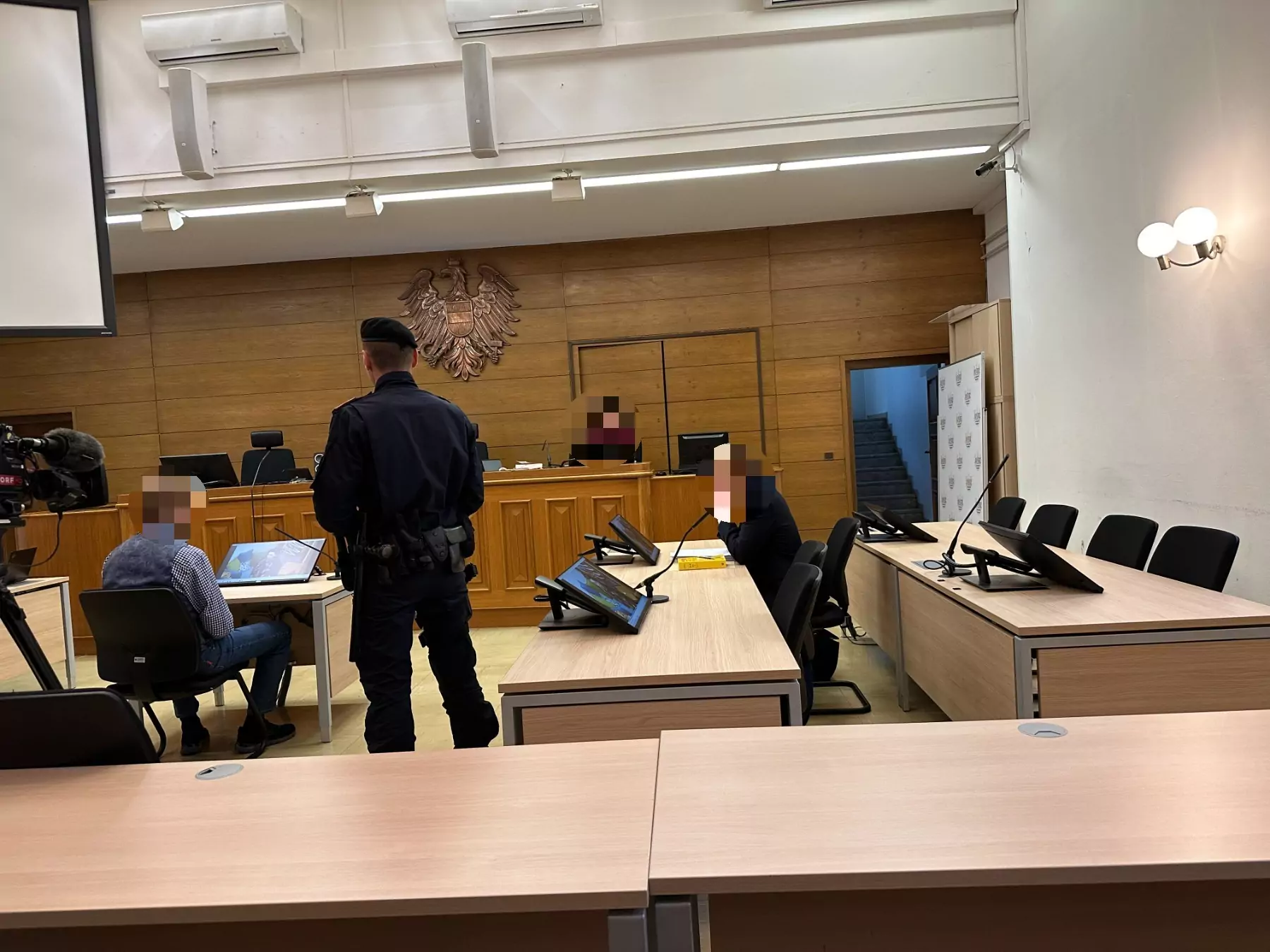 Foto in Beitrag von 5min.at: Zu sehen ist ein Gerichtssaal von innen während der Verhandlung.