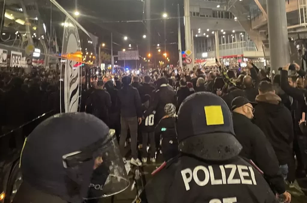 Bild auf 5min.at zeigt das Graz-Derby im Liebenauer Stadion, wo Sturm Graz auf den GAK trifft.