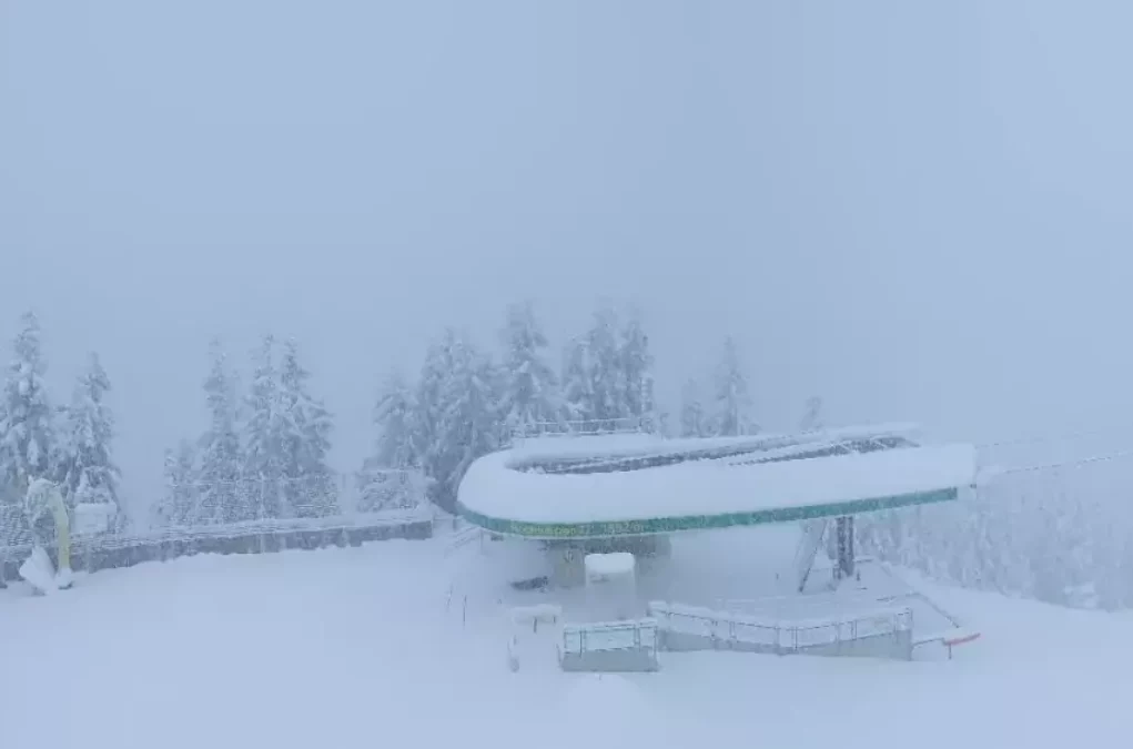 Bild auf 5min.at zeigt verschneite Webcam-Aufnahmen von der Hochwurzen in Schladming.