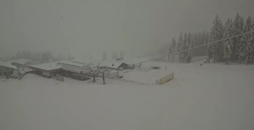 Bild auf 5min.at zeigt verschneite Webcam-Aufnahmen von der Hochwurzen in Schladming.